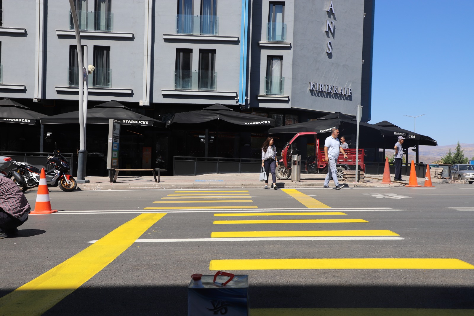 DEVLET BAHÇELİ BULVARI’NDA YAYA GEÇİDİ ÇALIŞMALARIMIZ ARALIKSIZ DEVAM EDİYOR